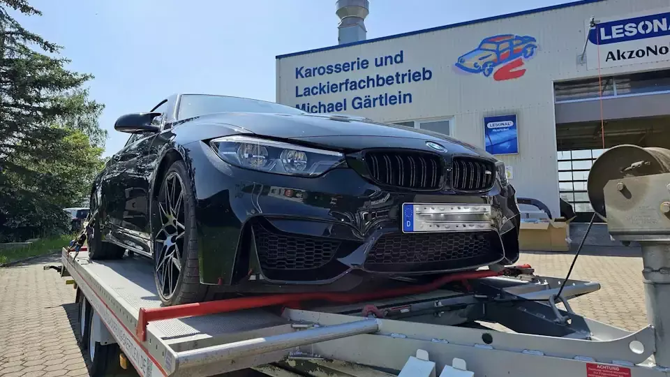 Fahrzeug auf Hänger Fahrzeug auf Hänger